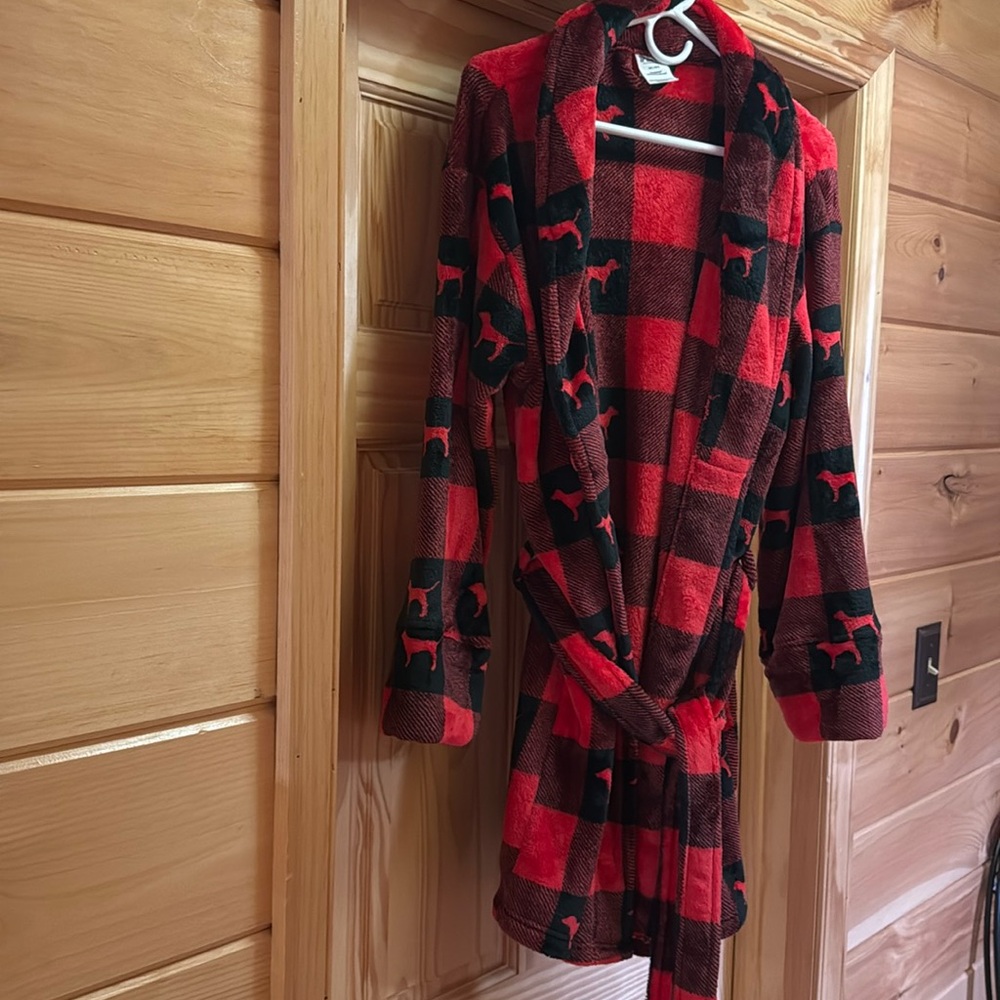 Ladies, lightweight robe size medium, used in good condition